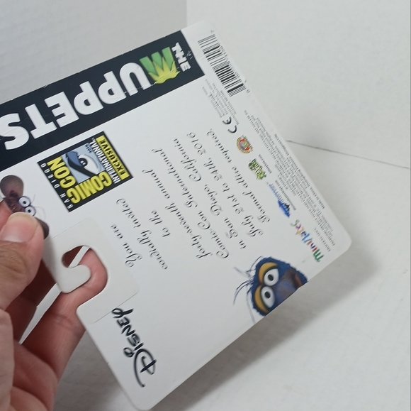 The Muppets Minimates SDCC Toys R Us Exclusive Formal Kermit & Formal Piggy - Picture 10 of 12